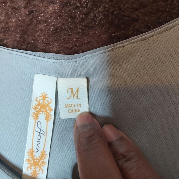 Little lace gray top.. sleeveless and perfect fit for jeans day - Picture 3 of 11